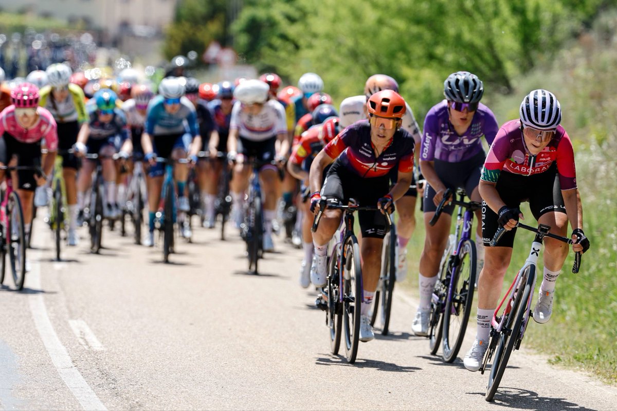 LABORALkTeam's tweet photo. #LaboralKutxaEuskadi 💜 #VueltaBurgos 

Talde dinamika politarekin jarraitzen dugu💪🏻

Txirrindulariek gogor lan egin dute etapa osoan zehar; txalotzekoa Vittoria Ruffilliren eguna taldekideak laguntzen uneoro. Cristina Tonettik taldearen ardura bere gain hartu eta lan bikaina egin du helmugan 9. postua eskuratzeko.

Gran trabajo de todo el equipo durante la etapa de hoy; cabe destacar el caso de Vittoria Ruffilli, ayudando en todo momento a sus compañeras.
Evitando las caídas que se han producido y haciendo frente al calor de la jornada, todas las ciclistas del equipo han logrado mantenerse en el pelotón. En los momentos finales, Cristina Tonetti ha asumido la responsabilidad del equipo y ha realizado un gran trabajo para conseguir la 9ª posición en meta.

Beste bi aukera aurretik 💜 

📸 Sprint Cycling
