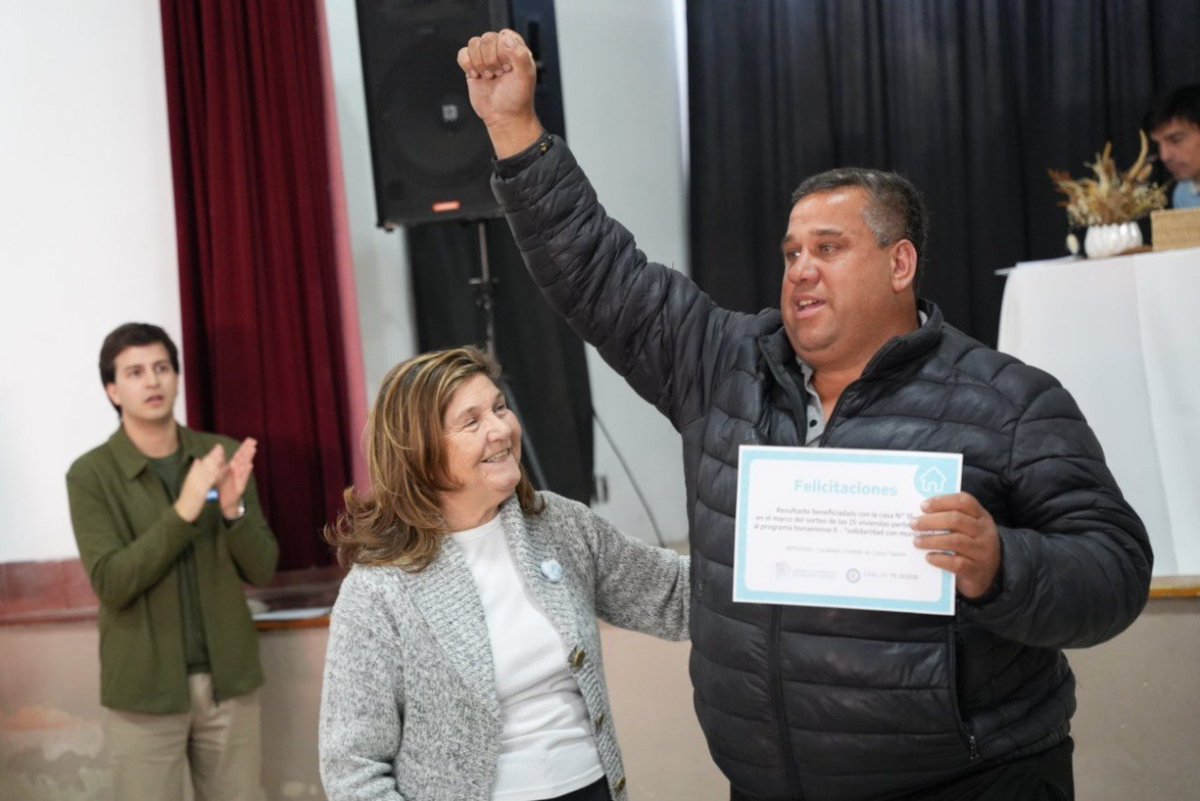 BAProvincia's tweet photo. 25 familias de Carlos Tejedor salieron sorteadas para recibir su vivienda y se preparan para mudar sus ilusiones y empezar una etapa nueva 🥹🏡

#DerechoAlHogar es la tranquilidad de tener un lugar donde proyectar el futuro 🤝 https://t.co/eNFlm1HhIF