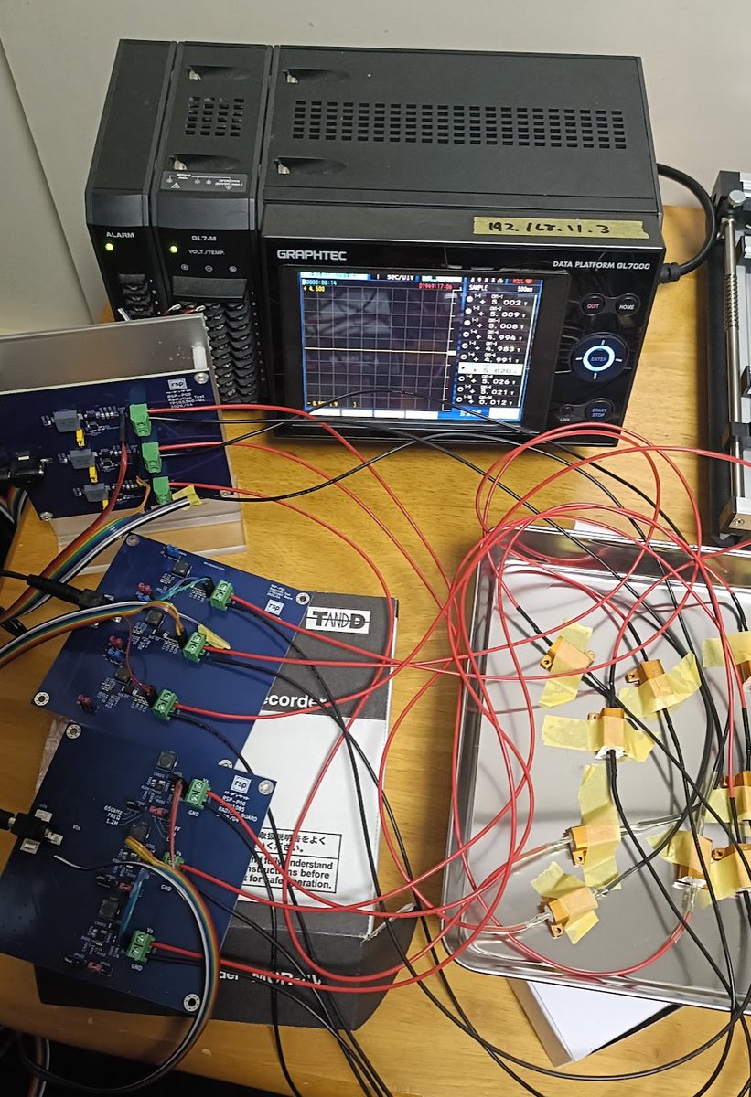 shima15821's tweet photo. 作成したMPPT放射線試験基板のエージング作業を開始しました。抵抗の発熱が怖いのでとりあえずステンレスプレートに貼り付けて放熱させています。 #rsPQ #RSPP00 #PocketQube #TID https://t.co/iUGXyFNMlL