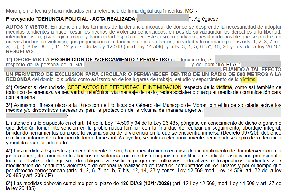 HernanSeivane's tweet photo. Sin actos concretos de violencia física ni verbal, sin amenazas, sin golpes, sin lesiones: por el solo hecho de denunciar que el acusado va al mismo gimnasio, le dictan una perimetral por 180 días.
Resultado: el denunciado debe cambiar de gimnasio. Si pagó el año por adelantado, pierde el dinero. Si era su lugar habitual de entrenamiento, queda excluido.
Esto no es justicia: es castigo preventivo sin prueba alguna.
Necesitamos una reforma urgente de las leyes nacionales y provinciales: hay que elevar seriamente el estándar probatorio para dictar perimetrales y castigar con dureza las falsas denuncias.

@lilialemoine @carolinalosada