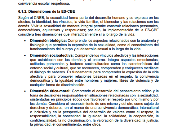 giulianacaccia's tweet photo. Sobre los nuevos lineamientos de Educación Sexual del @MineduPeru: 
1. Decir que al eliminar la ESI se elimina la educación sexual es una mentira de base. La Educación Sexual Integral (ESI) no es “la educación sexual” en sí misma, sino una forma específica de educar en sexualidad, construida sobre el enfoque de género. ¿Quién decidió que esa debía ser la única, la mejor o la incuestionable manera de enseñar sexualidad a niños y adolescentes? 2. Segunda mentira: afirmar que el Ministerio de Educación del Perú se “allanó” a posturas de fanáticos religiosos. Eso es falso. Lo que existe es un cambio de marco normativo aprobado por la Ley 32535, que obliga a todas las entidades públicas —les guste o no— a adecuar sus políticas. Cumplir una ley no es someterse a una religión, es respetar el Estado de derecho.
3.  La tercera mentira, quizá la más repetida: que los nuevos lineamientos reducen la educación sexual a lo puramente biológico. Basta leer el propio documento para desmontarla. En el punto 6.1.2, los lineamientos señalan explícitamente que la sexualidad forma parte del desarrollo humano y se expresa en los afectos, la identidad, los vínculos, la vida familiar, el bienestar y las relaciones con los demás, y establecen tres dimensiones que interactúan entre sí: una dimensión biológica, sí, pero también una dimensión socioafectiva, que integra emociones, vínculos, actitudes personales y factores socioculturales, orientada a relaciones respetuosas, democráticas y libres de violencia; y una dimensión ética-moral, centrada en el pensamiento crítico, la toma de decisiones responsables, el consentimiento, el respeto de derechos y valores como la responsabilidad, la igualdad y la no discriminación. Decir que “todo queda en biología” es objetivamente falso. 
4. Cuarta mentira: que estos lineamientos no contemplan la prevención de abusos. El punto 6.1.3 dedica una línea de acción preventiva explícita a la identificación oportuna de situaciones de riesgo, la adopción de medidas de protección, la derivación a servicios especializados, el fortalecimiento de habilidades socioemocionales y la reducción de factores de riesgo frente a problemáticas como violencia sexual, acoso, embarazo adolescente, uniones forzadas y otras vulneraciones. Además, incluye líneas formativas y promocionales orientadas a construir relaciones libres de violencia, con participación de las familias y la comunidad. A esto se suman las características de implementación: es progresiva (según edad y desarrollo), inclusiva, pertinente al contexto sociocultural y territorial, participativa y trascendente, incorporando realidades familiares, culturales, lingüísticas y sociales, no ignorándolas. 
Finalmente, el propio marco señala que en los próximos meses deberá adecuarse el Currículo Nacional de Educación Básica a esta ley, lo que implica retirar el enfoque transversal de género y la ESI como marco obligatorio, no para eliminar la educación sexual, sino para reordenarla bajo otro enfoque legal y pedagógico. Para los interesados en leer, les dejo el link a los lineamientos analizados y los pantallazos pertinentes del documento. Si quieren debatir, haganlo con la verdad. https://t.co/nNJzZgPdyc