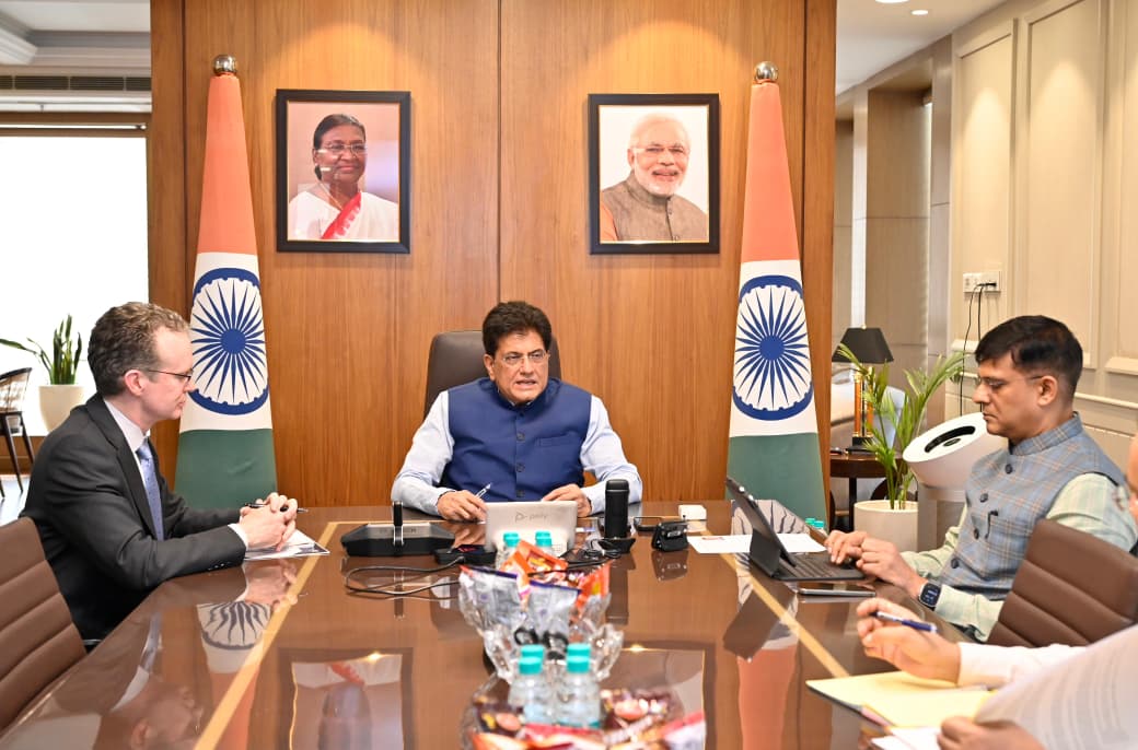 PiyushGoyalOffc's tweet photo. Minister @PiyushGoyal held a meeting with Mr. Matthew Mohlenkamp, Managing Director (Asia & Global Analytics) at @ICI, USA, to explore investment opportunities in India’s rapidly expanding economy.

Discussions focused on strengthening US institutional investments across high-growth sectors, including technology, infrastructure, electronics and the digital ecosystem, while driving manufacturing, innovation and job creation.