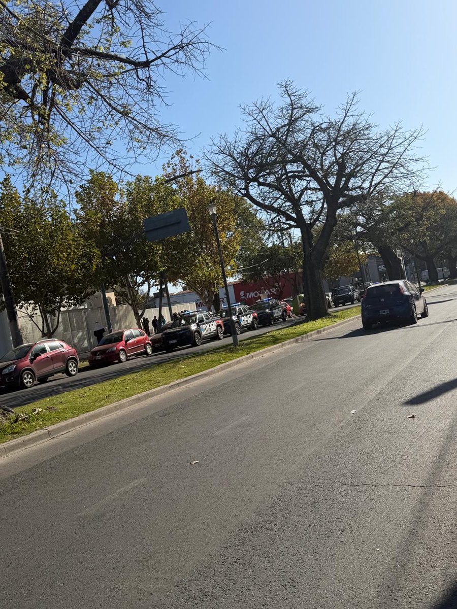 danielaacv2's tweet photo. @CalleDeRosario @emergenciasAR 
Esta mañana. Amenaza en la Escuela nro 392 Juramento de la bandera. Calles Av. San Martín y Arijon. Aparentemente encontraron un arma https://t.co/UC2cZ9xlJh