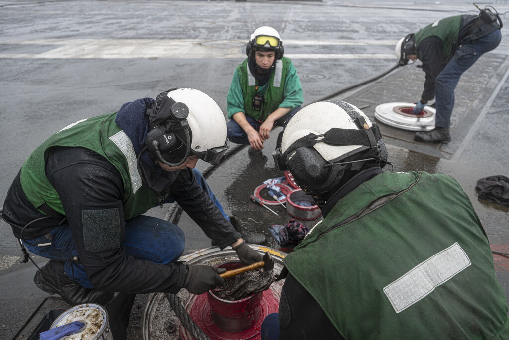 MarineNationale's tweet photo. #Maintenance | Dans l’ombre du pont d’envol🔧 En mai, les équipes de maintenance du porte-avions Charles de Gaulle ont conduit une intervention majeure sur une presse de freinage du pont d’envol.👉17 heures de maintenance pour garantir la continuité des opérations. @French_CSG https://t.co/kiLNljCLNR