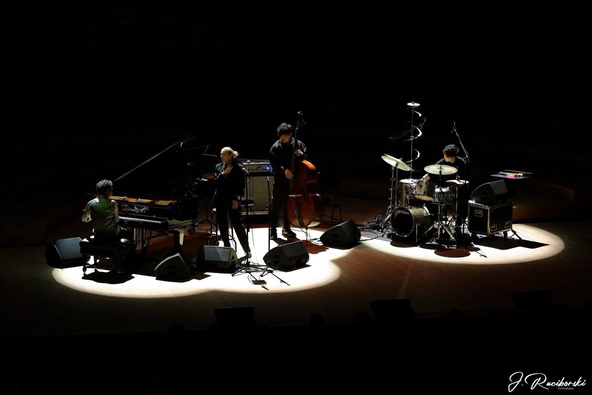 kunito_'s tweet photo. TRiNFiNiTYの5都市・6公演にわたるヨーロッパツアー。

Anna Maria Jopekさんと巡ったKatowice、Szczecin、Poznań、Warszawa。

そして、トリオで再び訪れたParis。

今回も本当に多くの宝物を得たツアーでした。

読み方もわからなかった町が、素敵なホールやクラブ、美味しいお店を知っている町になっていくのは、本当に不思議で幸せな感覚です。

各地で出会ってくださった皆さんに、感謝でいっぱいです。

本当にありがとうございました。

TRiNFiNiTY’s European tour across 5 cities and 6 performances.

Together with Anna Maria Jopek, we traveled through Katowice, Szczecin, Poznań, and Warszawa.

And then, returning once again to Paris as a trio.

This tour gave me so many precious treasures once again.

It’s such a mysterious and beautiful feeling when cities whose names I couldn’t even pronounce at first become places filled with memories of wonderful halls, clubs, and delicious food.

I’m full of gratitude to everyone we met along the way.

Thank you so much.

#AnnaMariaJopek
#TRiNFiNiTY
#小曽根真 #MakotoOzone
#小川晋平 #ShimpeiOgawa
#きたいくにと #KunitoKitai 

#YAMAHADrums #Zildjian 
#Cympillow