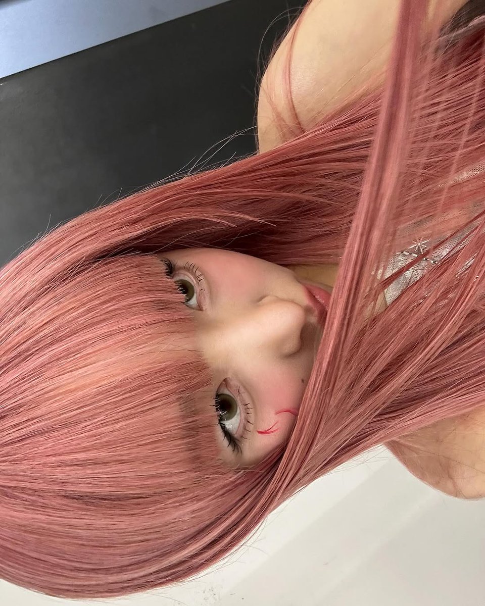lovinmaika's tweet photo. ¡Es el #𝟓𝕥h𝜗ⵓ𝙰nn𝕚vǝrsa𝕣y! Y yo pues claro que me sintonicé a la #𝔗w𝕚nk𝑙e𓇼𝔗𝕍 para ver qué es lo que nos trae nuestra pimpollita para celebrar, no despeguen sus ojos de allí y no se concentren en nada más que no sea la protagonista de hoy. Lo siento pero así debe ser. https://t.co/kfQlMj0g8E