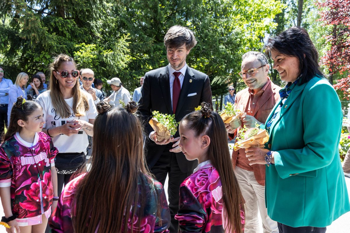 SindicsGenerals's tweet photo. 🌸 Andoflora 2026 🌼

Un any més la Massana es converteix en l'epicentre de la primavera amb Andoflora que s'allargarà fins diumenge amb el Mercat de plantes i flors i moltes més activitats.

Aquest migdia s'ha inaugurat la 32a edició que es pot visitar al Prat Gran. https://t.co/vCZQXuhKKU