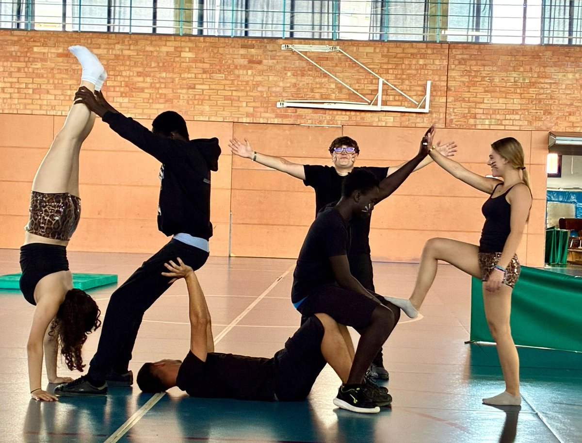 INSALMENAR's tweet photo. 🎭 Dins la situació d'aprenentatge “AcroSketch: l'espectacle està a les teves mans” l'alumnat de 4t d'ESO ha connectat música, cos i moviment a través de l'expressió corporal i l’acrosport. 📷 Felicitats per la implicació, creativitat i gran resultat!👏 https://t.co/gUmNxPKid2