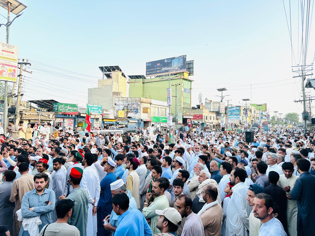 PTIofficial's tweet photo. پاکستان تحریک انصاف اور تحریک تحفظ آئین پاکستان کے زیر اہتمام ملک گیر احتجاجی تحریک کے سلسلے میں صوابی امن چوک میں عظیم الشان احتجاجی مظاہرہ منعقد ہوا، جس سے 
پی ٹی آئی مرکزی سیینئر رہنما و سیکرٹری جنرل تحریک تحفظ آئین پاکستان سابق اسپیکر قومی اسمبلی اسدقیصر ، پارٹی رہنماؤں اور کارکنوں نے خطاب کیا۔

مقررین نے اپنے خطاب میں چیئرمین عمران خان اور دیگر سیاسی قیدیوں کی فوری رہائی کا مطالبہ کرتے ہوئے کہا کہ عمران خان کو فوری طور پر شفاء ہسپتال منتقل کیا جائے۔ احتجاجی مظاہرے میں حکومت کے خلاف شدید نعرے بازی بھی کی گئی جبکہ مقررین نے عوامی مسائل کے فوری حل اور کمر توڑ مہنگائی کے خاتمے کا مطالبہ کیا۔