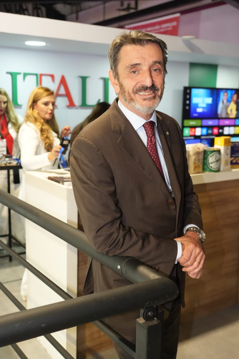 ItalyinBrazil's tweet photo. L'Amb. Cortese ha visitato l’APAS SHOW 2026 a S.Paolo. Edizione speciale per l’🇮🇹, Paese ospite, con 31 aziende, grazie a ICE/ITA. Il 🇧🇷 sarà anch'esso ospite d’onore della Fiera di Milano 2027. Dinamismo delle relazioni economiche bilaterali alla luce dell’Accordo UE-Mercosur🤝. https://t.co/sTFme2ZFiC