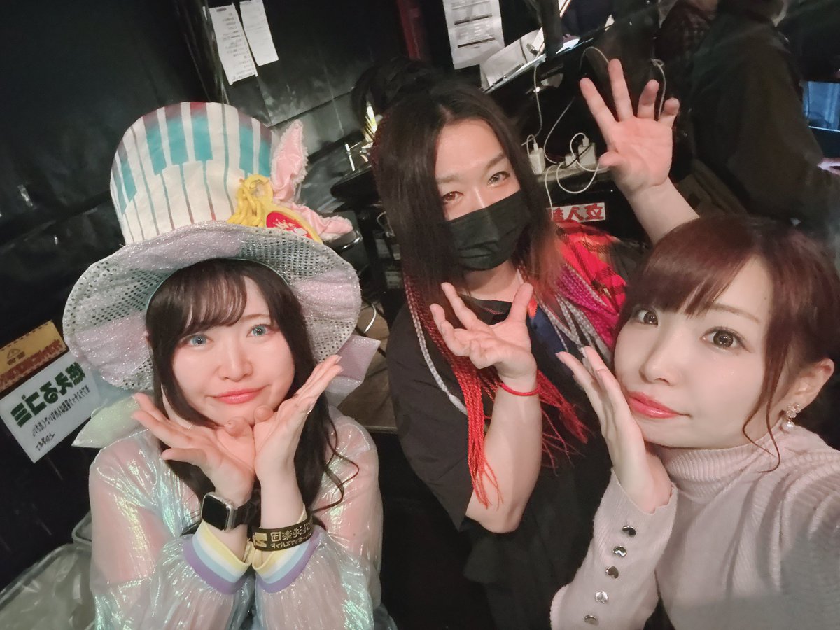 MiRi_batgirl's tweet photo. じっぷさんのライブを見に上野音横丁に行ったよ〜🌈🩵🩷❤️💛💚💜
ちょーーーーーー楽しかったすぎて最強の最高だった〜❣️❣️もっとロングで見たい！！！！！全部好きすぎてセットリスト何がきても嬉しいから全部楽しくて最高⤴️最強集団すぎるわ〜やっぱじっぷだね〜💋激LOVEアゲ⤴️🫶
#ZipRipFuzZ https://t.co/saEMeUfgAd