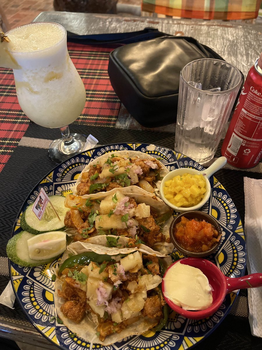 SingeBatteur's tweet photo. @GoodReplyz @75secondes Mon sirop d’ananas, mes tacos 🌮 C’est ce qui est bien avec le fait d’être à son compte: on bosse d’où on veut 🐒 Tu devrais avoir honte sale clochard, tu me parles de ne pas vouloir la médiocrité donc tu t’attaques a ceux d’en dessous au lieu de t’en prendre a ceux d’au dessus ? https://t.co/7p9AIOfR3j