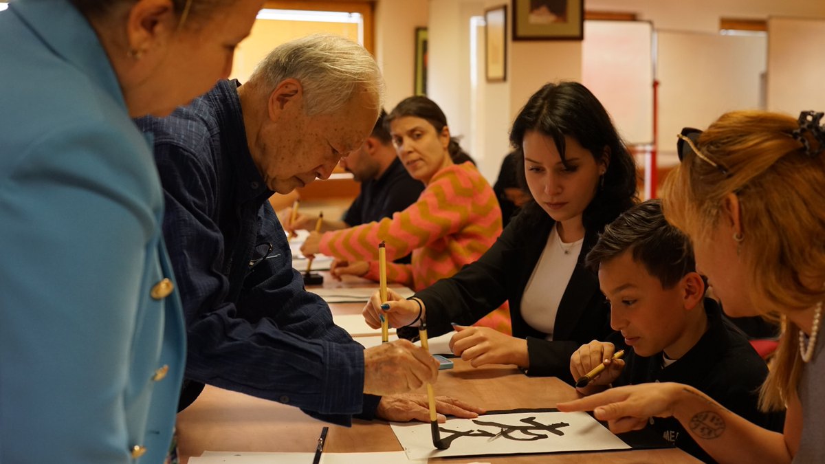 JaponyaBE's tweet photo. 18 Mayıs’ta, Usta TAKAHASHI Hiroyuki’nin katılımıyla, Türk Japon Vakfı’nda Japon Kaligrafisi shodō etkinliği gerçekleştirdik! https://t.co/HFYvsVzN4U