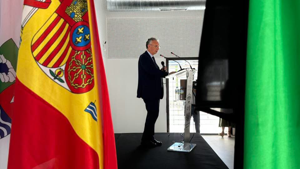 DGobExtremadura's tweet photo. ✔️El delegado @J_L_Quintana y la DG de Agenda Urbana y Arquitectura del @viviendagob, M. Teresa Verdú, han inaugurado este viernes el proyecto de rehabilitación energética integral del silo en Santa Amalia, en el que el Ministerio ha invertido 885.765 euros a través del #PIREP. https://t.co/VSpO38fkOS