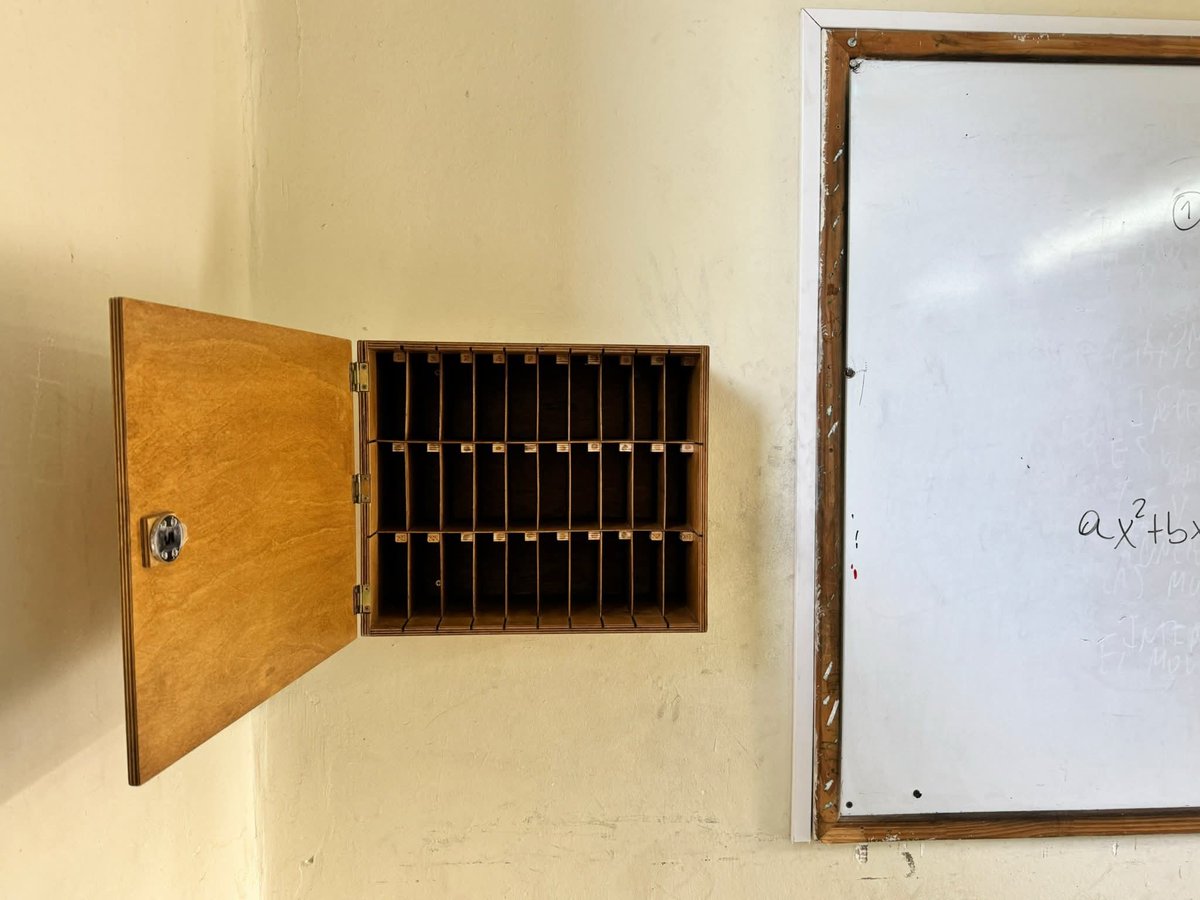 Turcolibia's tweet photo. #Dato: #Desconectate El @cnlp_unlp comenzó a implementar loockers para guardar los celulares en el ingreso a la escuela. La llave 🔑 la tiene en su poder el preceptor qué solo lo abrirá antes requerimiento de los docentes para uso pedagógico. #LaPlata https://t.co/WUfC3i7wXj