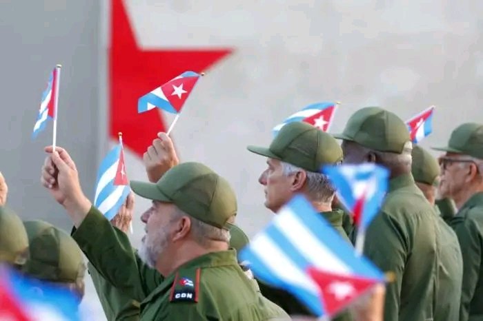 Colina_CTCuba's tweet photo. ✊🇨🇺| Como en cada momento cumbre de nuestra historia, el pueblo cubano una vez más responde hoy al llamado de la Patria, de la Revolución y de los principios que nos han traído hasta aquí.

#RaúlEsRaúl
#LaPatriaSeDefiende https://t.co/iCpk1L1fG9