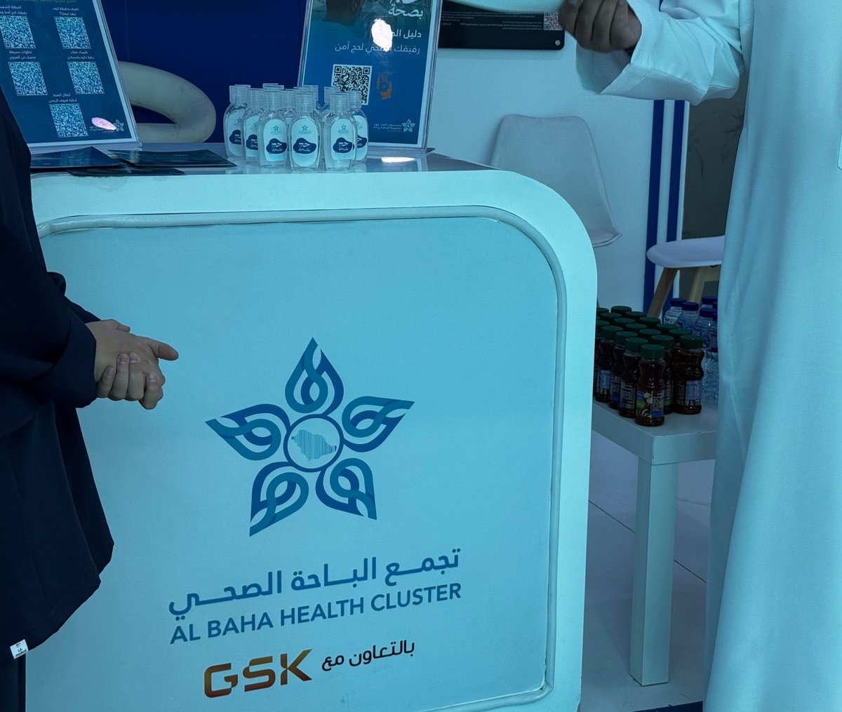 lanraining's tweet photo. حج بصحة 🕋🤍
ابتداء موسم الحج وبدأت أحب الأيام إلى الله، نسال الله اليسر والقبول لجميع الحجاج، أقمنا بوث توعوي وتثقيفي لأهم النصائح التي يجب اتباعها في الحج ايضًا اهم التطعيمات التي يجب اخذها قبل الحج، في الصحة العامة هدفنا الوقاية لذلك صحتك مسؤوليتنا 🛡️
تقبل الله منا ومنكم .. https://t.co/KluiNipMSw