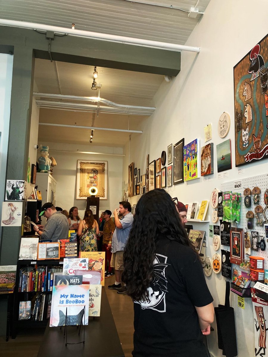 VisitTaylorTX's tweet photo. Find your next summer read at Curio Mrvosa! 📚 This whimsical shop is sure to have what you’re looking for with a great selection of books, vintage decor, &amp; knick-knacks.  🌟

🔗 https://t.co/a0RxtnUl9E
#TaylorMadeTexas https://t.co/JmEcrrPHib
