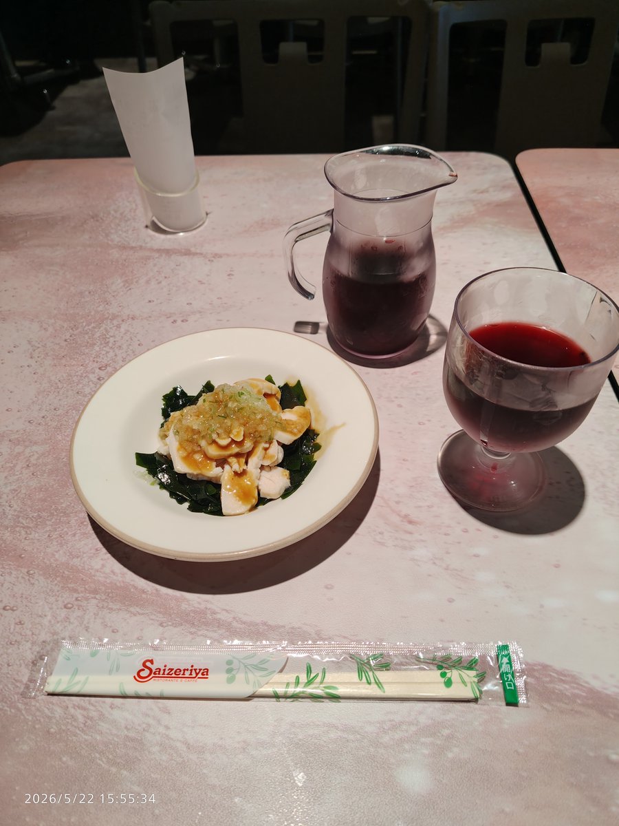 ihitoshi's tweet photo. 昨日は、雨。急に寒くなったのでストーブまだしまわなくてよかった。昼は、賞味期限切れが近い「カップラーメン」を食べた。たまに食べると旨し。座ってばかりいるのも健康に良くないので、小雨降る中出かけて「サイゼリヤ」で健康的にワインを飲んだ。雨のためか空いていた。 https://t.co/aq7jiUeJbn