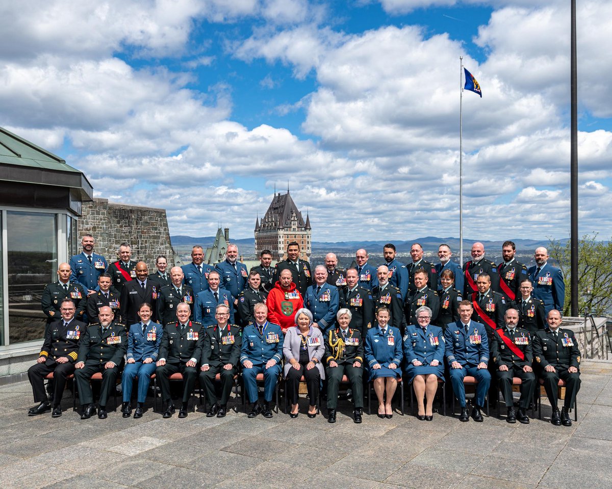 CDS_Canada_CEMD's tweet photo. L’Ordre du mérite militaire est une reconnaissance spéciale de votre profonde compréhension de ce que cela signifie non seulement de servir, mais de servir avec distinction. C’est un grand honneur de reconnaître votre service exceptionnel et méritoire. 

Félicitations! https://t.co/LxLWHn1aPy