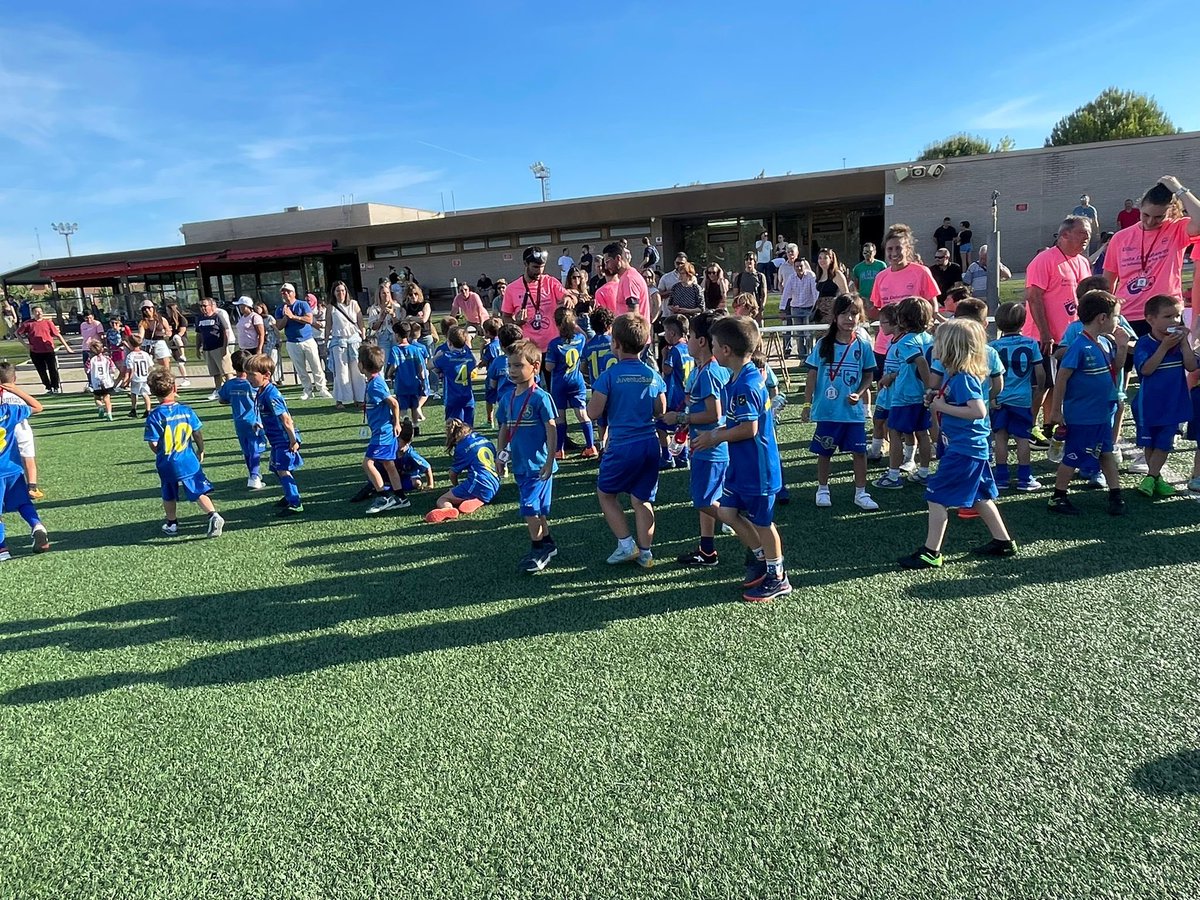 JuventudSanse's tweet photo. 🥳⚽️ Una tarde llena de fútbol, sonrisas y familias.
🙌🏼👏🏼 Gracias por hacer tan especial la Fiesta de Debutantes !!! 💙⚽ https://t.co/zXNVGwFUlb
