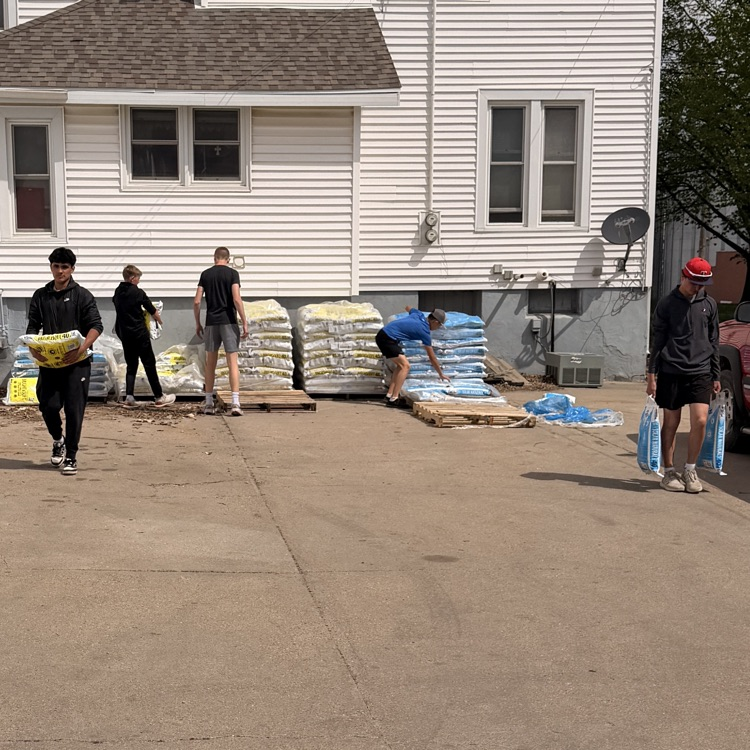 pendragonupdate's tweet photo. Football team wrapped up their salt deliveries this week. 
Thank you to those who supported the boys with your purchase. We delivered 748 bags! 
HUGE Thank You to Martin and Candice Gardea with Ace Hardware for their help and generosity to allow us to provide this. https://t.co/YmwBST7t5T
