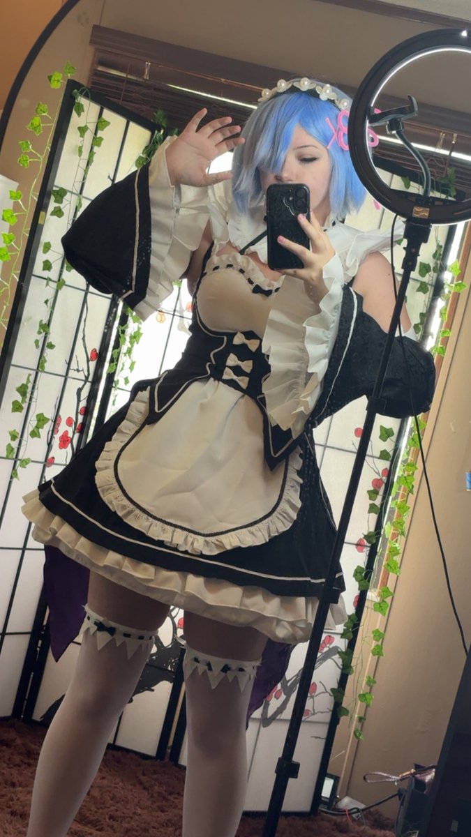 Grav3yardArtist's tweet photo. Whats my name again?
Who am i?
#rezero #cosplay #cosplayer #rem https://t.co/MmrKcZJhLb