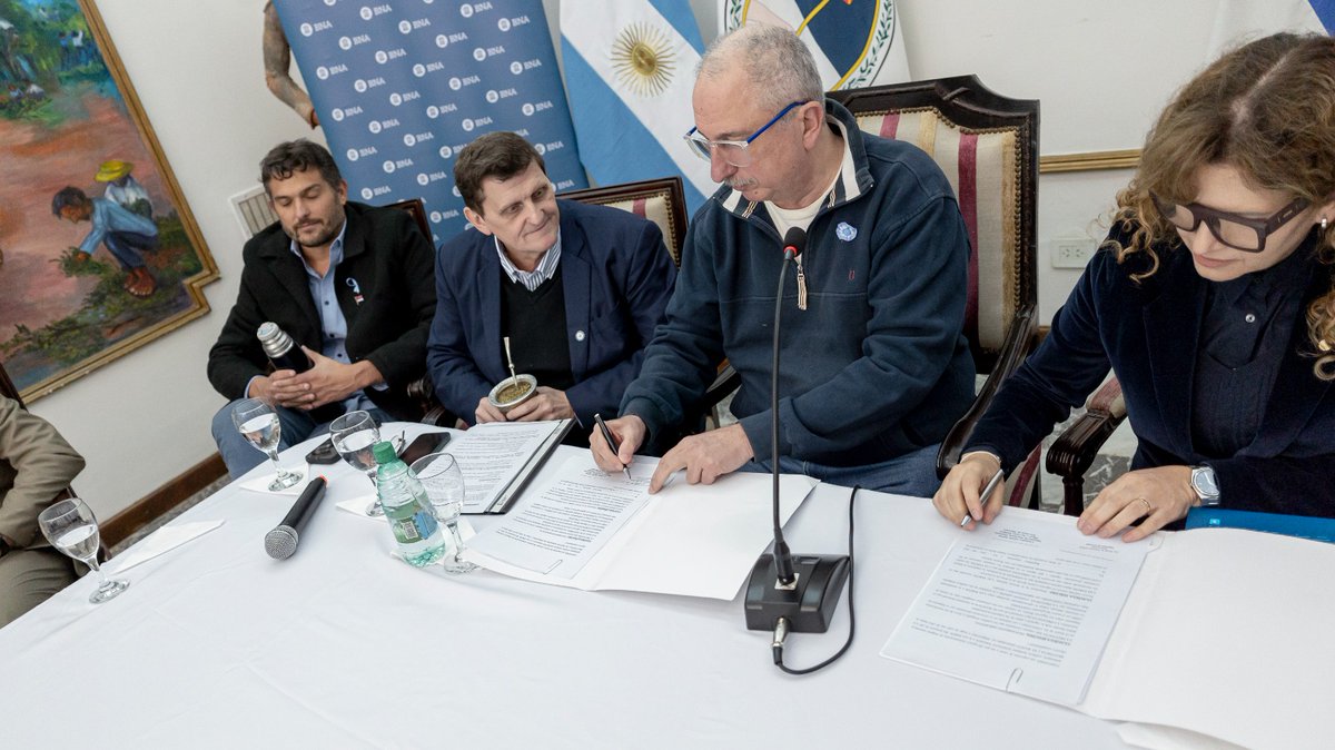 passalacquaok's tweet photo. Hoy dimos un paso importante para seguir fortaleciendo la producción y el trabajo en Misiones.

Junto al Banco Nación lanzamos nuevas líneas de crédito por $97 mil millones, con tasas bonificadas por la Provincia, destinadas a productores, cooperativas, industrias y PyMEs misioneras. Estas herramientas significan más inversión, más movimiento económico y más oportunidades para sectores clave como la yerba mate, el té, la forestoindustria, la energía y la innovación tecnológica.

En momentos complejos, estoy convencido de que el camino es acompañar a quienes producen, generan empleo y todos los días empujan a Misiones hacia adelante.