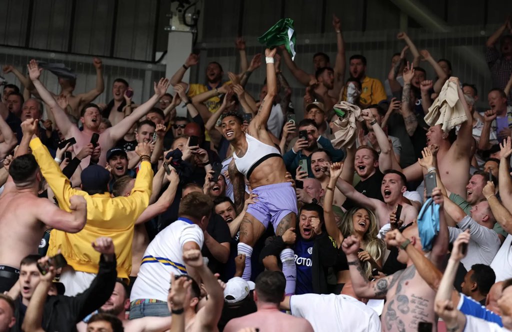 legendsofleeds's tweet photo. 4 years ago today we survived on the final day of the season away at Brentford. 

A great away end that day with Raphinha in the crowd celebrating with the fans 🔵🟡

#lufc #leeds #leedsunited #leedsleedsleeds #lufcawaydays https://t.co/ya5RTqarb2