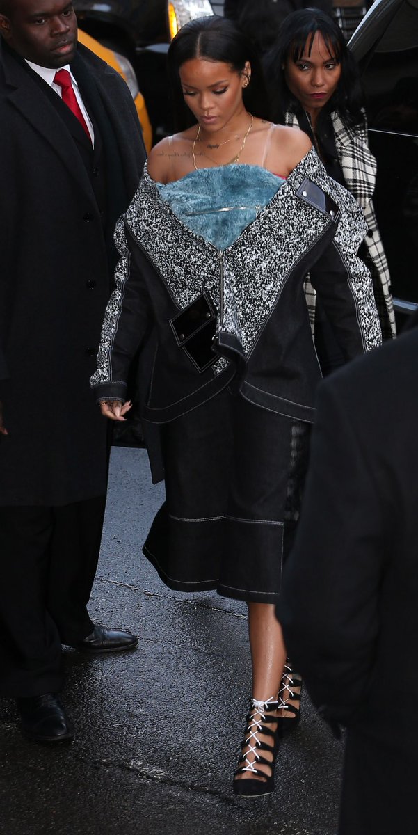 luanwantsu's tweet photo. This Rihanna look for NYFW in 2015 >>> https://t.co/RIXhL8TqQX