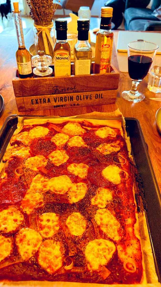 mosci's tweet photo. #PizzaFriday \o/ https://t.co/cKH2DDx048