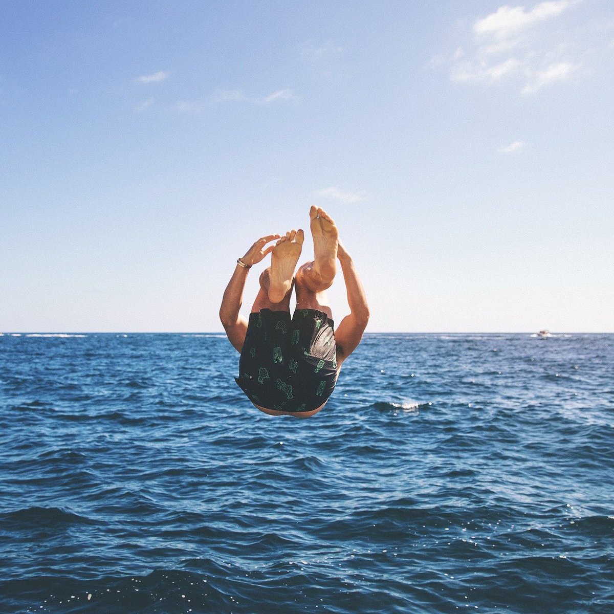 BoatingOnLI's tweet photo. Life is a travelling to the edge of knowledge, then a leap taken ~ D. H. Lawrence https://t.co/tOfzCc660X