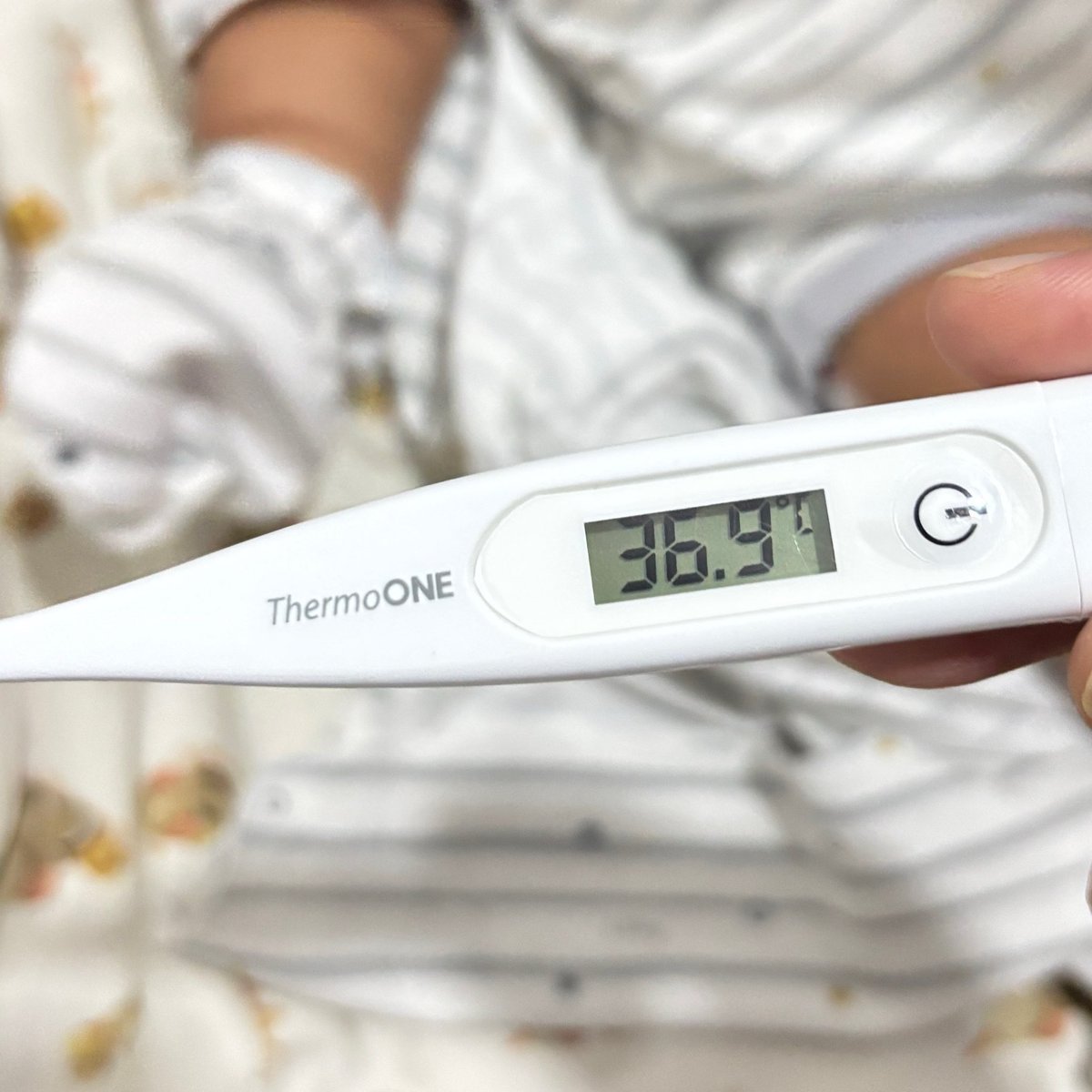 2104_files's tweet photo. Setelah sempat tinggi di 37.2, finally di jam setengah 3 pagi suhu adek udah kembali turun lagi di 36.7
MasyaAllah kuatnya anak bunda🤍
Semoga pagi nanti kamu bisa mulai beraktivitas dengan ceria lagi anakku sayang. Aamiin https://t.co/DeqrLdfSIP