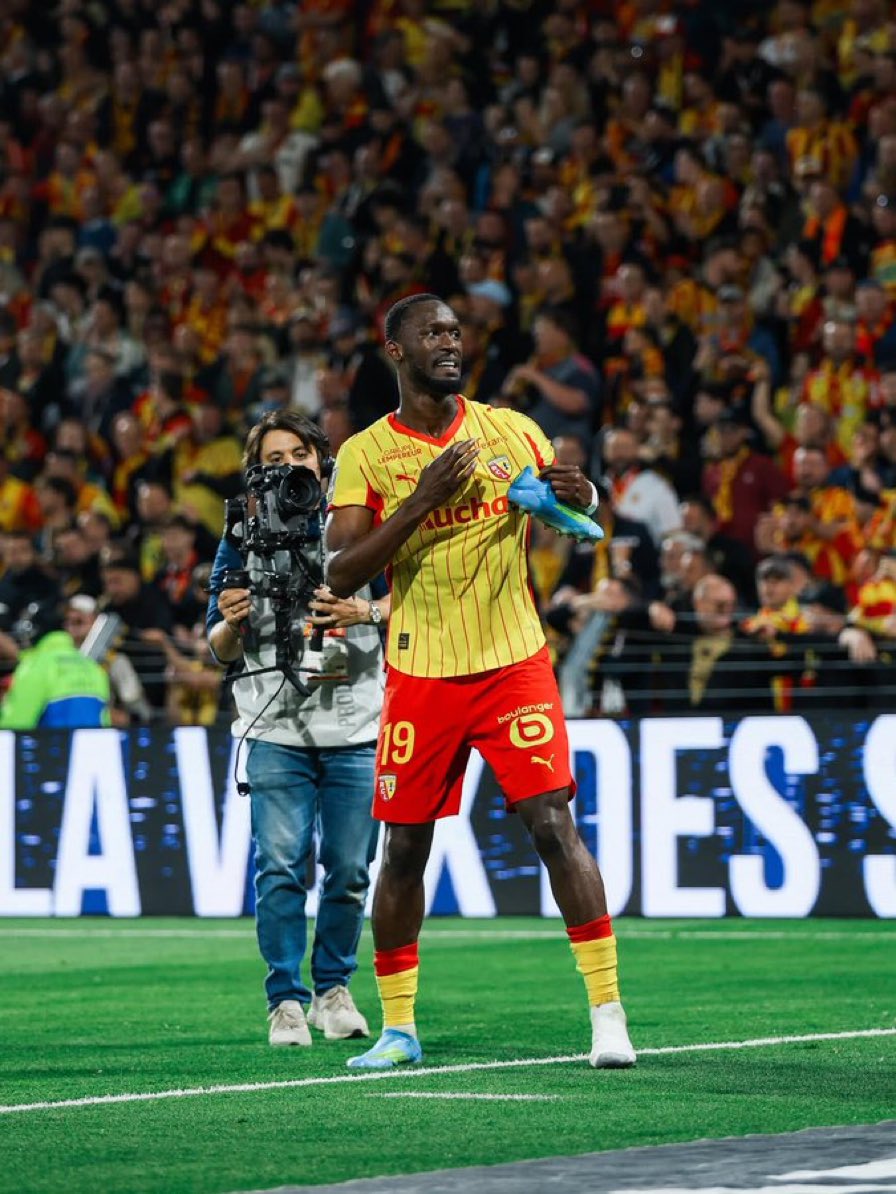 fdematch's tweet photo. Celui qui offre la Coupe de France historique pour le Racing Club de Lens, c’est un gars qui jouait en 11e division française jusqu’à ses 19 piges.

Abdallah Sima. Suis grave heureux pour lui ! https://t.co/0woV0okkAj