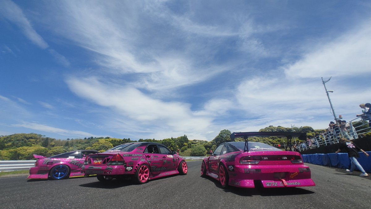 akavia13's tweet photo. 2026 FDJ2 Rd2 鈴鹿ツイン

Magician 

#418
高宮悠樹
magician with Crystal.JPN
jzx110

#840
田村行稔
magician×840Racing×Crystal.JPN
RPS13

#95
篠内秀一
magician with Crystal.JPN
RPS13

Rd2もﾗﾒﾋﾟﾝｸ3台参戦です！応援よろしくお願いします！

#FDJ2
#formuladriftjapan
#ラメ塗り屋 https://t.co/CdAfzxrpn6