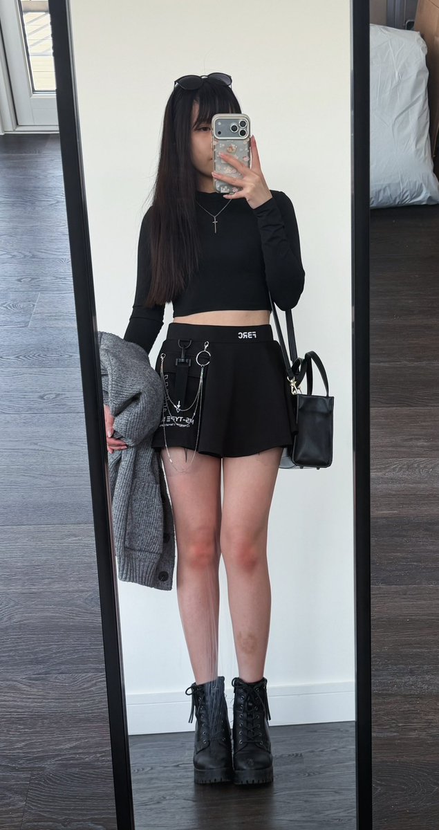 EternaNight_'s tweet photo. Fav colour is 🖤 https://t.co/ECfpLO2bTh