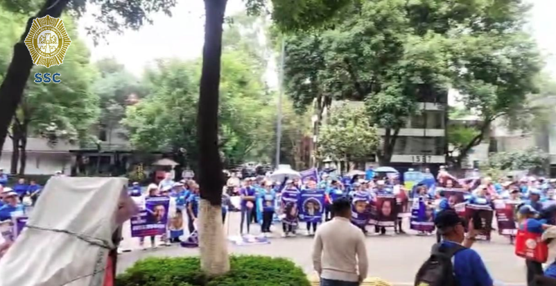 OVIALCDMX's tweet photo. 15:00 #PrecauciónVial | Continúa cerrada la circulación en Av. Revolución al Norte a partir de Desierto de los Leones, por manifestantes a la altura de Río San Ángel. #AlternativaVial Av. Universidad y Anillo Periférico. https://t.co/AQKAURkTyt