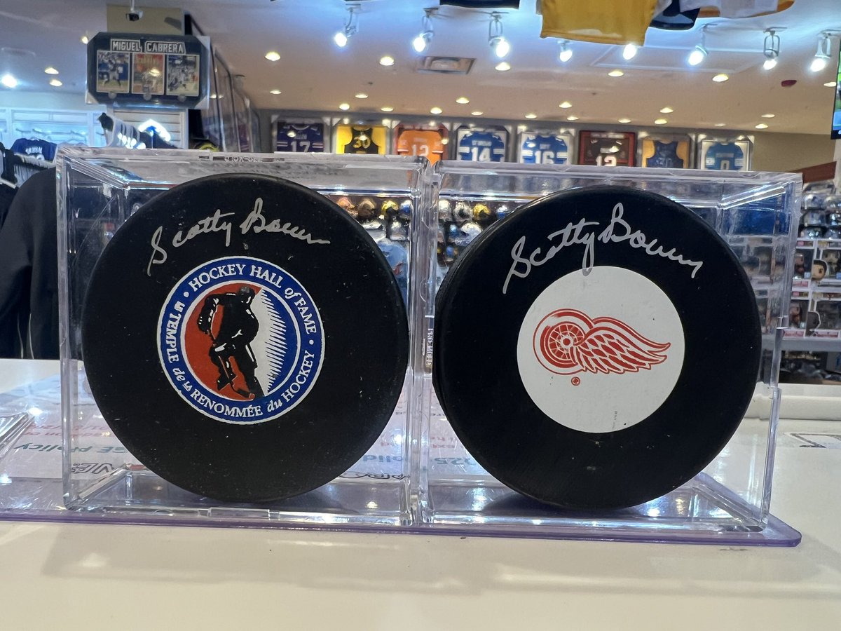 ProSportsZone1's tweet photo. Holiday weekend deal 

All time great coach 
Scotty bowman signed puck with jsa 
$68 each free shipping 
Call Store 734-469-4865 https://t.co/QvgX4g2Jl0