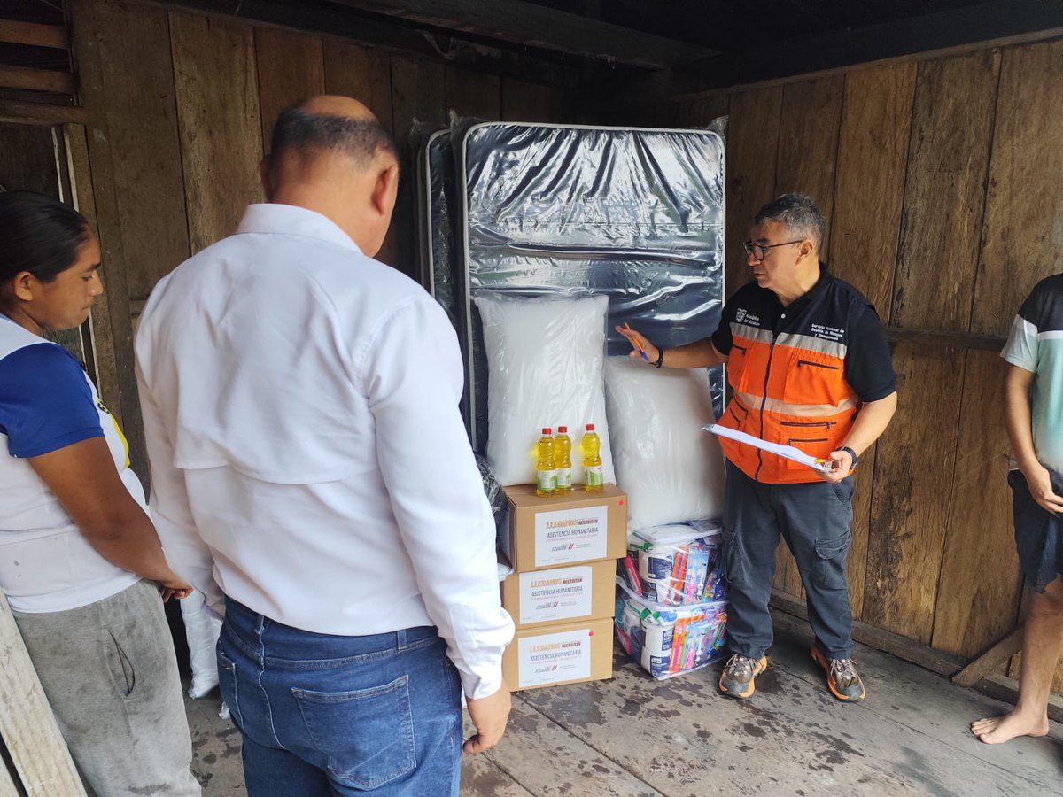 Riesgos_Ec's tweet photo. 📍 #Sucumbíos

En compañía de las autoridades locales de Sucumbíos, la Secretaría Nacional de Gestión de Riesgos entregó asistencia humanitaria a varias personas afectadas por un incendio estructural registrado en la precooperativa Jubones, parroquia El Eno, cantón Lago Agrio.

Varias personas recibieron kits de primera respuesta humanitaria, higiene personal, bienes para dormir, vajilla familiar y un purificador de agua, contribuyendo a la atención inmediata y bienestar de las familias afectadas. 🇪🇨

#ElNuevoEcuador
