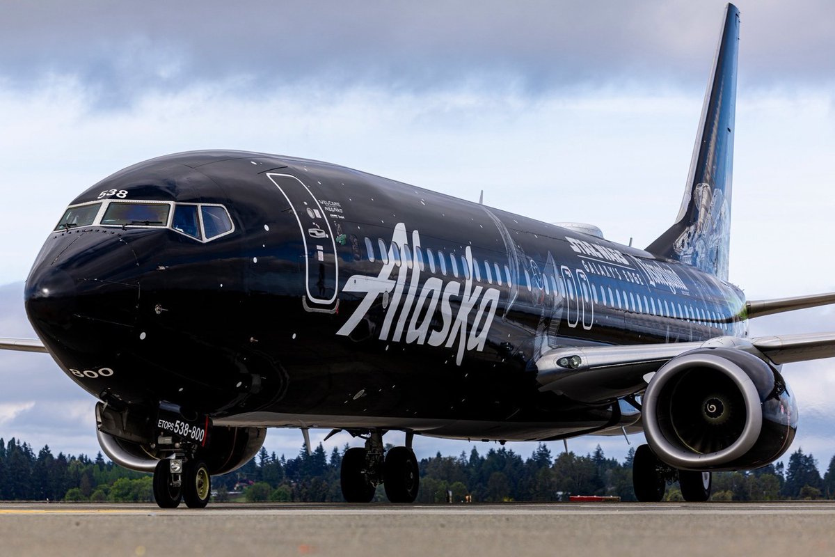 TheDIS's tweet photo. ✈️Alaska Airlines unveils a Mandalorian and Grogu-themed Disneyland aircraft, bringing Star Wars magic to travel ahead of the new film's release.

https://t.co/XnbSIZ3zRW https://t.co/yt9EnWfwJj