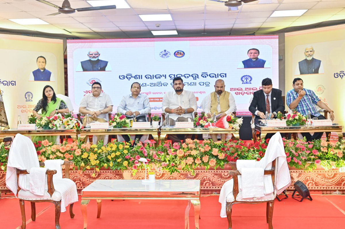 suryabanshibjp's tweet photo. ଓଡ଼ିଶାର ଗୌରବମୟ ସଂସ୍କୃତି ଓ ପ୍ରତ୍ନତାତ୍ତ୍ୱିକ ସମ୍ପଦର ଦୀର୍ଘକାଳୀନ ସୁରକ୍ଷା ପାଇଁ ଆଜି ଓଡ଼ିଆ ଭାଷା, ସାହିତ୍ୟ ଓ ସଂସ୍କୃତି ବିଭାଗ ସହିତ ଦେଶର ଦୁଇ ପ୍ରମୁଖ ଜାତୀୟ ପ୍ରତିଷ୍ଠାନ 'ଆଇ.ଆଇ.ଟି. ଖଡ଼ଗପୁର' ଏବଂ 'ଏସ.ପି.ଏ. ଭୋପାଳ' ମଧ୍ୟରେ ଏକ ଗୁରୁ��୍ୱପୂର୍ଣ୍ଣ ବୁଝାମଣା ପତ୍ର ସ୍ୱାକ୍ଷରିତ ହୋଇଯାଇଛି। ଆଜିର ଏହି ସହଯୋଗ କେବଳ ଏକ ଆନୁଷ୍ଠାନିକ ଚୁକ୍ତିନାମା ନୁହେଁ, ବରଂ ଆସନ୍ତା ପିଢ଼ି ପାଇଁ ଆମ ଐତିହ୍ୟକୁ ସୁରକ୍ଷିତ ରଖିବା ଦିଗରେ ପରମ୍ପରା ସହ ପ୍ରଯୁକ୍ତିବିଦ୍ୟାର ଏକ ସାର୍ଥକ ସମ୍ମିଳନୀ।

ଆମର ଲକ୍ଷ୍ୟ ହେଉଛି ଆମର ସାଂସ୍କୃତିକ ଅନୁଷ୍ଠାନଗୁଡ଼ିକ ଆଧୁନିକ ପ୍ରଯୁକ୍ତିବିଦ୍ୟାକୁ ଆପଣାନ୍ତୁ, କିନ୍ତୁ ନିଜର ସଭ୍ୟତା ଓ ମୂଲ୍ୟବୋଧ ସହିତ ସଦାସର୍ବଦା ଗଭୀର ଭାବେ ଜଡ଼ିତ ରୁହନ୍ତୁ। ଏହି ପ୍ରୟାସ ଓଡ଼ିଶାକୁ ଦେଶର��� ଐତିହ୍ୟ ପରିଚାଳନା କ୍ଷେତ୍ରରେ ଏକ ଅଗ୍ରଣୀ ମଡେଲ୍ ଭାବରେ ପ୍ରତିଷ୍ଠିତ କରିବ ବୋଲି ମୋର ଦୃଢ଼ ବିଶ୍ୱାସ। ଏହି ଅଭିନବ ସହଯୋଗ ପାଇଁ ଉଭୟ ପ୍ରତିଷ୍ଠାନର କର୍ତ୍ତୃପକ୍ଷ ଓ ବିଶେଷଜ୍ଞମାନଙ୍କୁ ଆନ୍ତରିକ ଧନ୍ୟବାଦ।