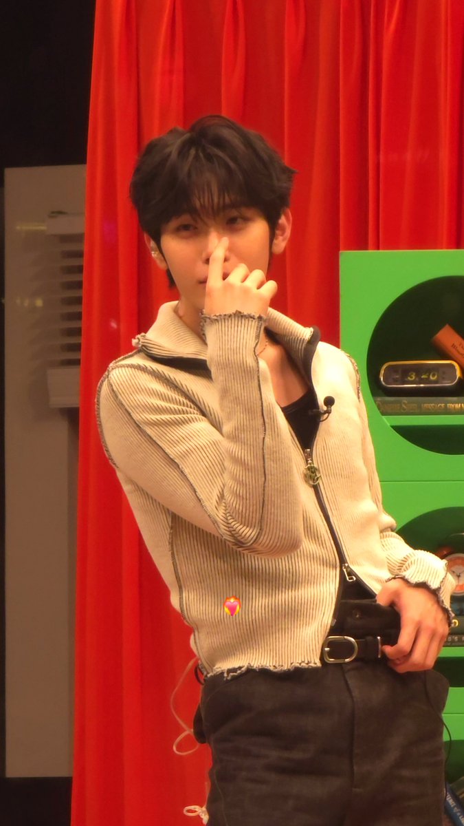 Kimtae_______'s tweet photo. 나 이런 빠순친화적 예뿌니스케 처음 가 봄 ( o̴̶̷᷄ ·̫ o̴̶̷̥᷅ ) 
더운 날씨에 물도 챙겨주시고
펜스 아래로 지나다닐 땐 계속 펜스 들어주시고
스케 다 끝난 후에는 분실물도 챙겨주시고 너무 감동 받았다...
동아일보♡ZB1 저희 또 해요,,🥹
대한민국에서 제일 큰 룩스 스크린도 파이팅👊👊😍😍 https://t.co/uVC8RmRaNb