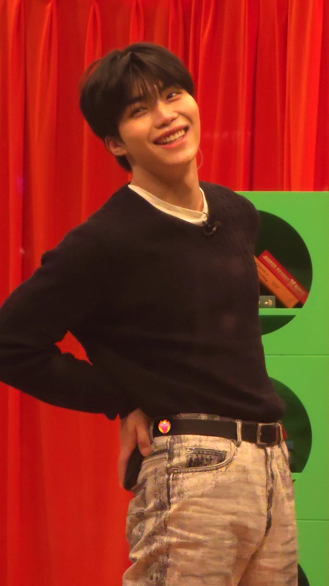 Kimtae_______'s tweet photo. 나 이런 빠순친화적 예뿌니스케 처음 가 봄 ( o̴̶̷᷄ ·̫ o̴̶̷̥᷅ ) 
더운 날씨에 물도 챙겨주시고
펜스 아래로 지나다닐 땐 계속 펜스 들어주시고
스케 다 끝난 후에는 분실물도 챙겨주시고 너무 감동 받았다...
동아일보♡ZB1 저희 또 해요,,🥹
대한민국에서 제일 큰 룩스 스크린도 파이팅👊👊😍😍 https://t.co/uVC8RmRaNb
