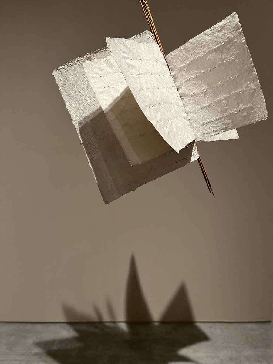 GpollsG's tweet photo. L’exposició “Entes” d’Aurèlia Muñoz al Museo Reina Sofía transforma fils, nusos, teixits, traç i paper en un llenguatge poètic tan delicat ... https://t.co/CPPLDt6dAg