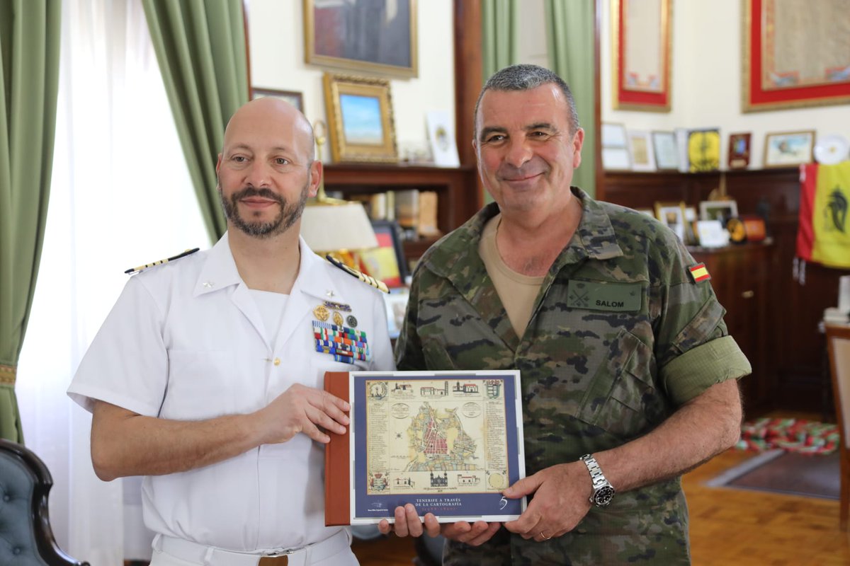MCANA_ET's tweet photo. Hoy hemos recibido en el Palacio de la Capitanía General de Canarias al Comandante del historico buque escuela de la Marina Militare italiana 🇮🇹 el ITS "AMERIGO VESPUCCI" que se encuentra atracado en el puerto de Santa Cruz #Tenerife 🇪🇦🤝🇮🇹
@MCANA_ET 🇪🇦 https://t.co/dO6uOugtbb