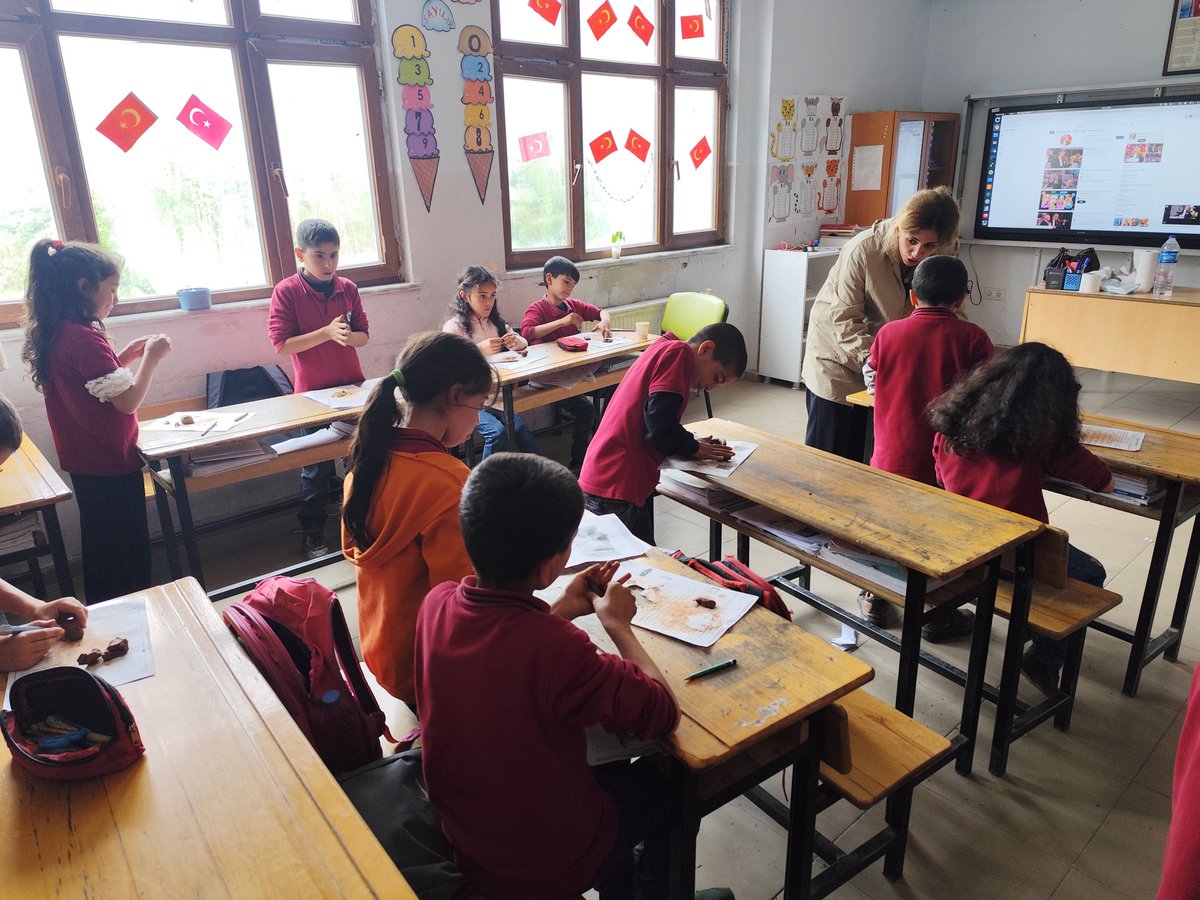 AtalarImam's tweet photo. 3-A sınıfı öğretmenimiz Nursel KÖKEL önderliğinde öğrencilerimiz, çamur ve kil etkinliğiyle hem eğlenceli vakit geçirdi hem de el becerilerini geliştirerek keyifli ve öğretici bir etkinlik gerçekleştirdi.
@Cungusilcemem @muratbozdogan21
@OnderOzden21
@nursel9719 https://t.co/YJaTIrPXtO