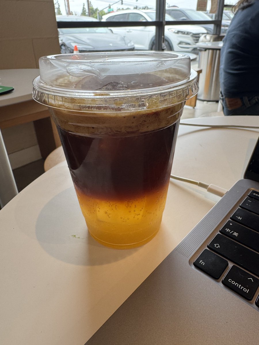 Chloe_MeowMao's tweet photo. 最近好喜歡這種水果口味的濃縮咖啡🤣
這杯是Orange Tonic，是橘子汁加通寧水上面在淋上濃縮！之前在別家是喝柚子口味也很不錯！

In love with this kind of fruity flavored espresso tonic🤍. The sweet and sourness of the fruit syrup combined with the bitterness of espresso is just perfect! https://t.co/Fv5ntG1pHU