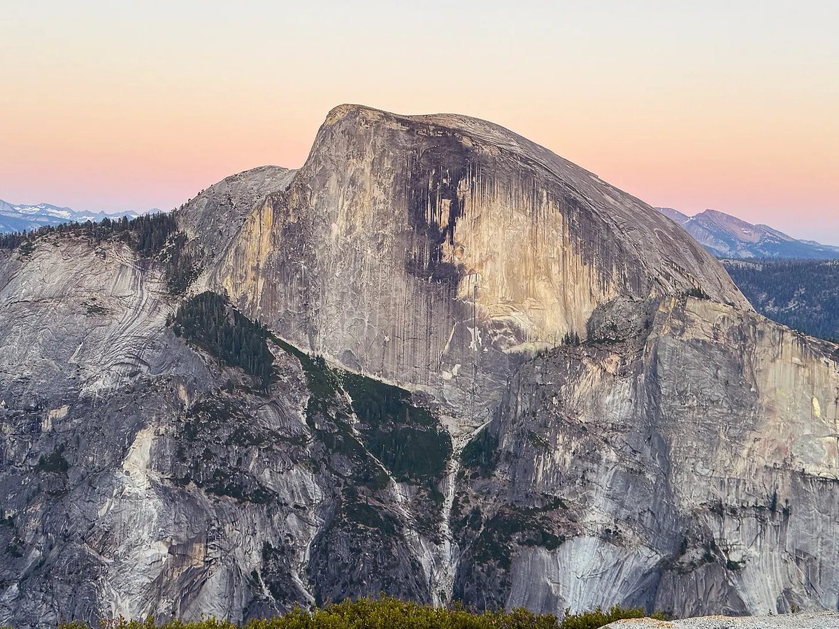ScienceWeekly's tweet photo. The granite walls of Yosemite look eternal. They are not. Every year, massive slabs peel away from the cliffs in rockfalls driven by gravity, fractures, freeze-thaw cycles, and a geological process called exfoliation.  https://t.co/owtHui3UtZ https://t.co/6N6WodK4qy