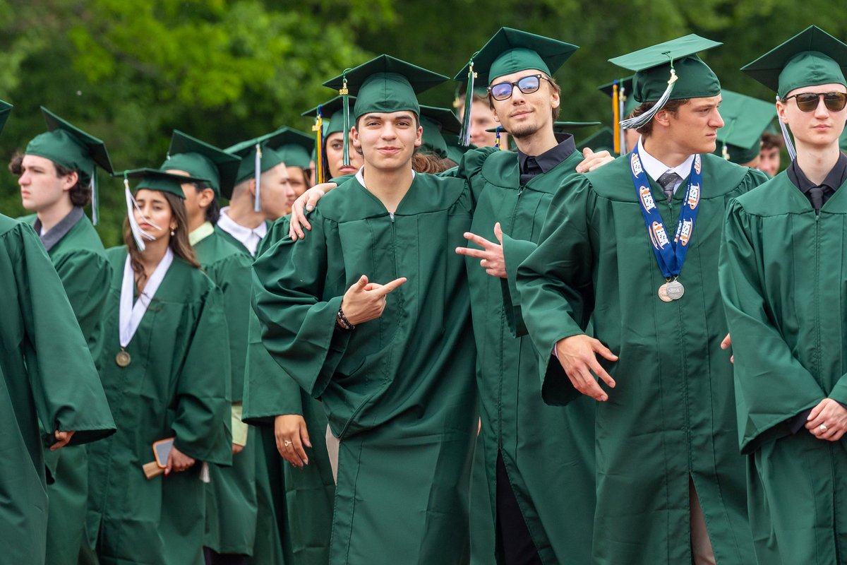 ElmhurstD205's tweet photo. The @YorkD205 Class of 2026 officially crossed the stage and celebrated an unforgettable milestone this past weekend. 🎓

View our full graduation story and public photo gallery to relive the celebration and see highlights from the day!

📸: https://t.co/QpvMkC5IXQ

#WeAreD205 https://t.co/beusKgrIUA