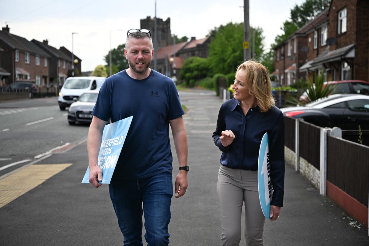 reformparty_uk's tweet photo. Rob Kenyon out and about with @SarahForRuncorn. 🇬🇧 https://t.co/iCQDytpYrx